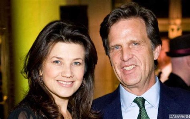 Who Is Daphne Zuniga Married To? Uncover The Truth