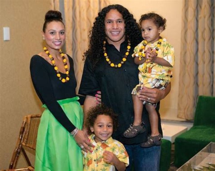 Discover The Truth Behind "Does Troy Polamalu Have A Wife?"