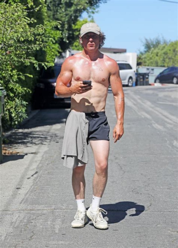 The Ultimate Guide To Jeremy Allen White's Height Measurement