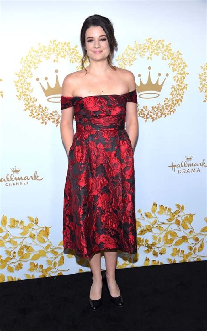 Discover The Alluring Kimberly Sustad: A Captivating Actress