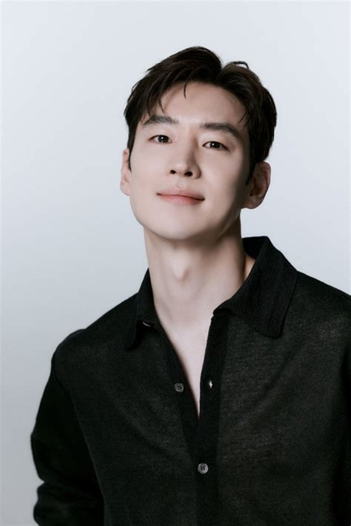 What's Cooking With Lee Je-Hoon's Love Life?