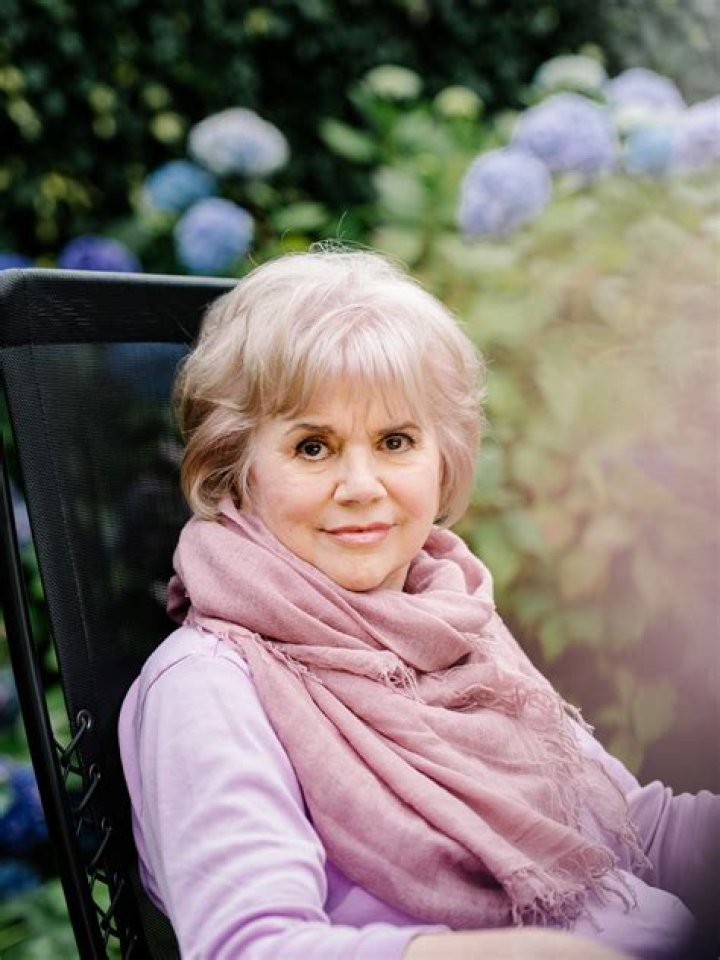 The Extraordinary Life And Career Of Linda Ronstadt: A Comprehensive Biography