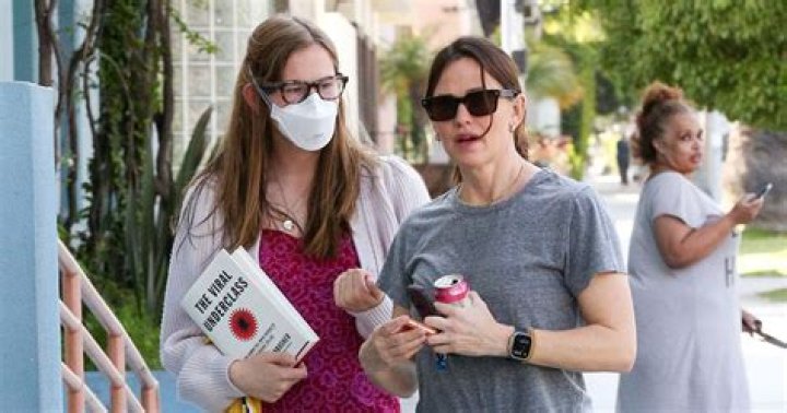 Why Does Violet Affleck Hide Her Face? Uncovering The Reasons Behind The Mask